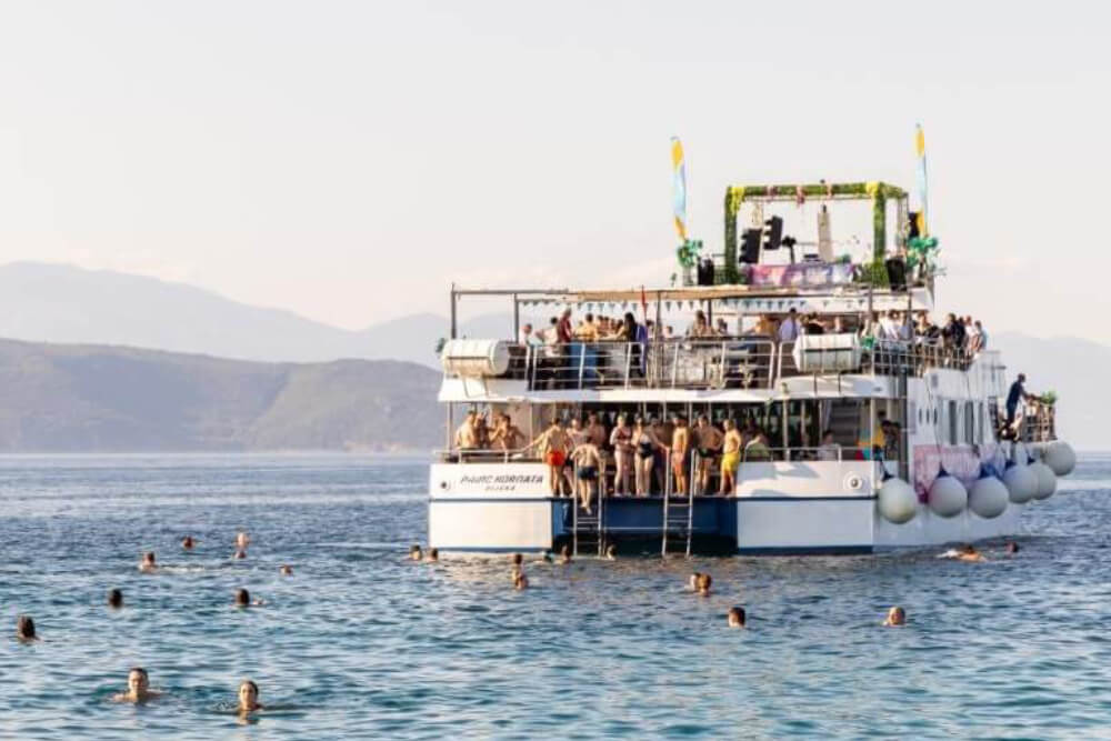 pauza za kupanje u moru na team buildingu dok katamaran plovi ka ostrvu krk