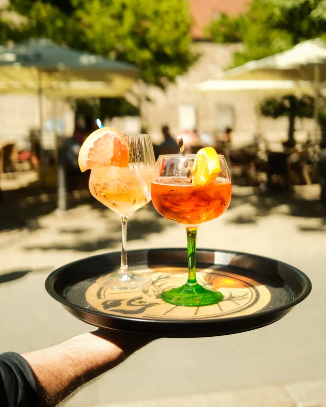 Sommerliche Getränke auf Tablett in urbaner Umgebung