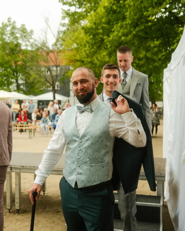 Männer mit Outfits bei Modenschau