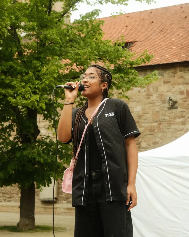 Sängerin mit Mikrofon