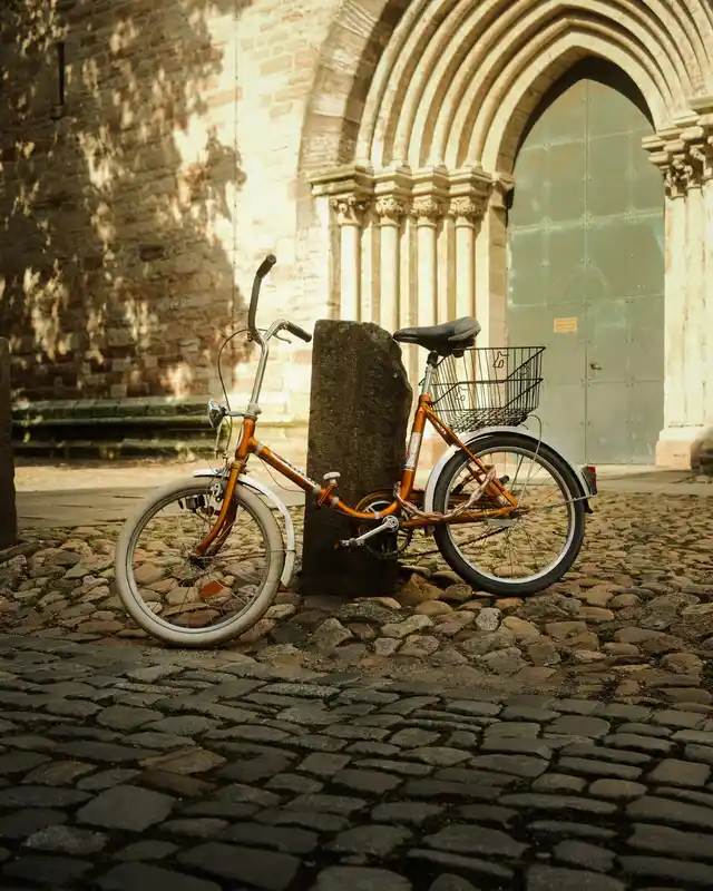 Fahrrad auf Kopfsteinpflaster vor einer Kirche