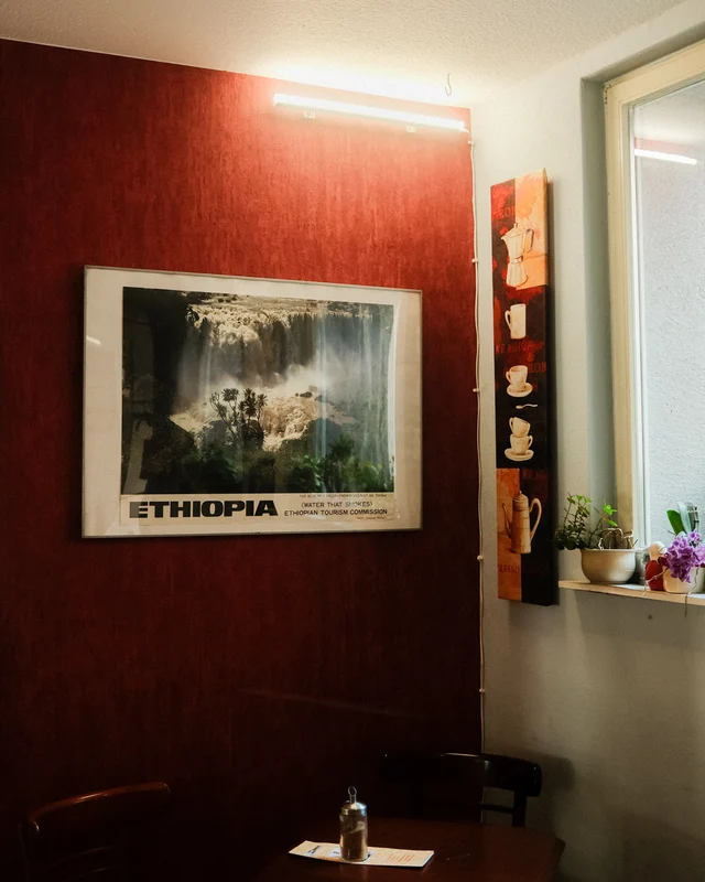 Gemälde mit dem Titel ETHOPIA auf roter Wand