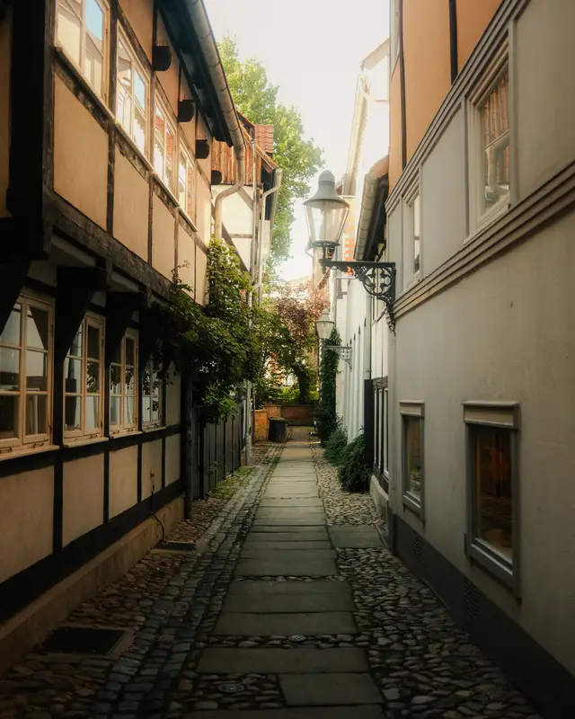 Gasse neben Fachwerkhaus im Magniviertel Braunschweig