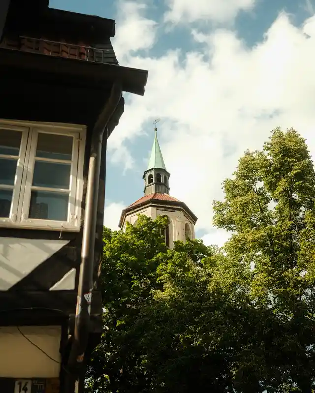 Fachwerkhaus, Kirche und Bäume im Magniviertel Braunschweig