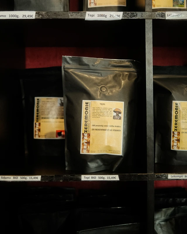 Dunkle Tüten mit Kaffee