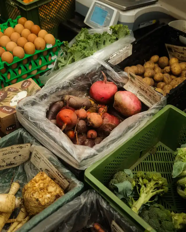 Kisten mit winterlichem Gemüse auf Wochenmarkt im Magniviertel Braunschweig