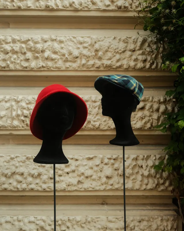 Ständer mit Hüten und Kopfbedeckungen