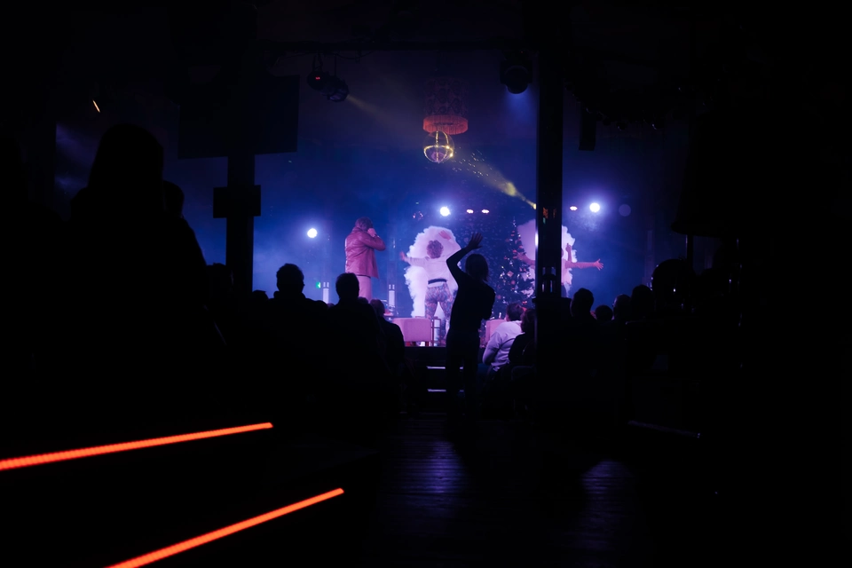 Schauspielerinnen und Schauspieler bei Wintertheater-Theaterstück in Braunschweig