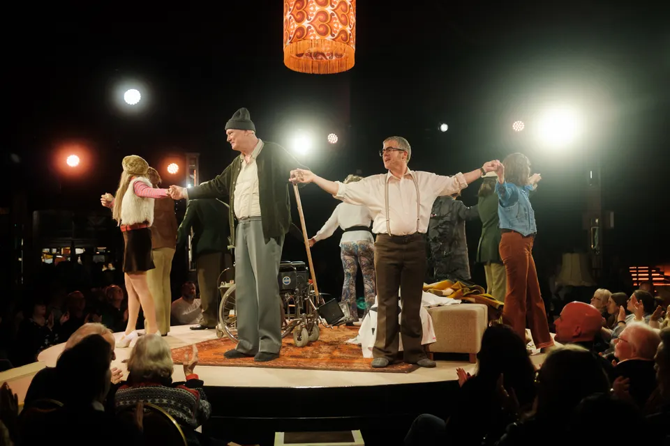 Schauspielerinnen und Schauspieler bei Wintertheater-Theaterstück in Braunschweig