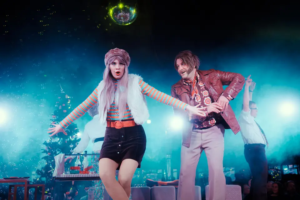 Schauspielerin und Schauspieler bei Wintertheater-Theaterstück in Braunschweig