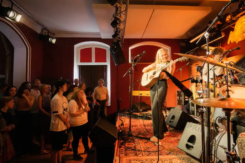 Sängerin Catt beim Unser Aller Festival Konzert im Kultbahnhof Gifhorn vor Publikum