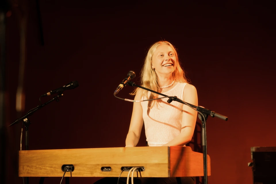 Sängerin Catt beim Unser Aller Festival Konzert im Kultbahnhof Gifhorn