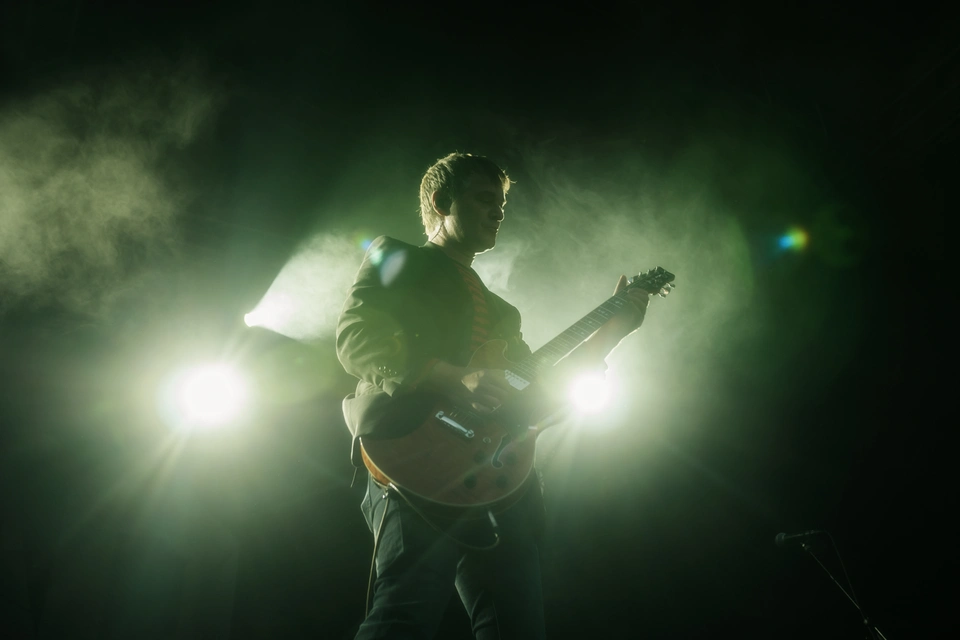 Live-Auftritt von Band Madsen mit Gitarre