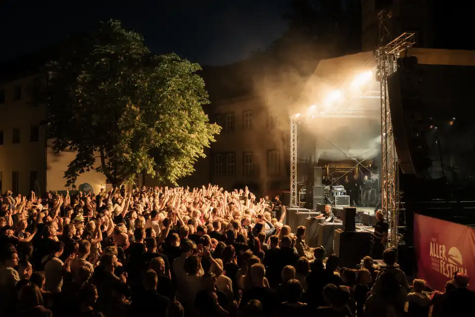 Bühne mit Publikum beim Unser Aller Festival im Schlosshof Gifhorn