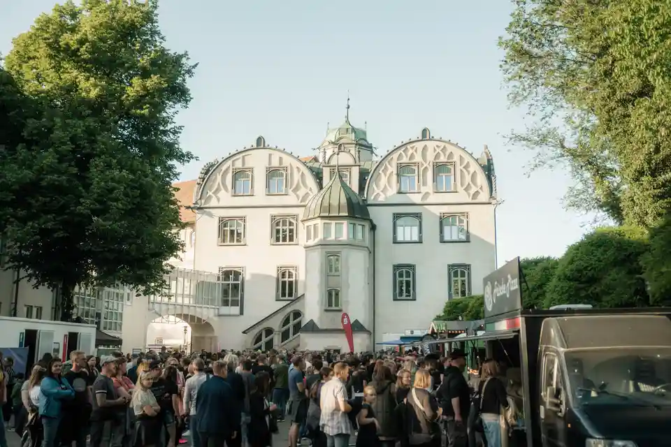 Menschen beim Unser Aller Festival im Schlosshof Gifhorn