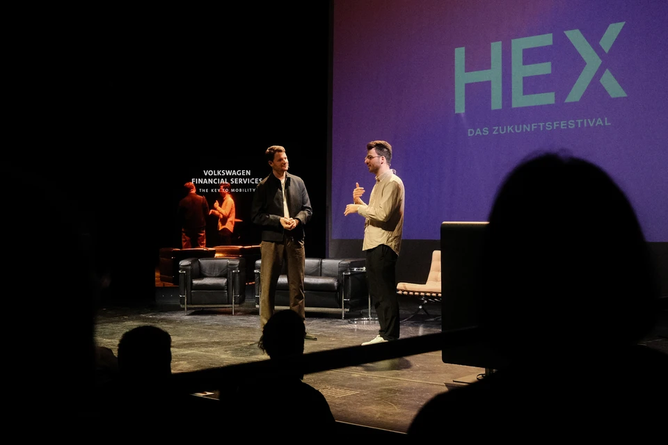 Moderator und Gregor Schmalzried beim HEX Zukunftsfestival in Braunschweig