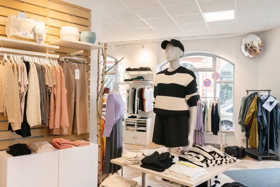 Interior eines nachhaltigen Fashion-Stores im Magniviertel Braunschweig Jojeco