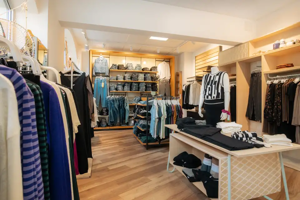 Interior eines nachhaltigen Fashion-Stores im Magniviertel Braunschweig Jojeco