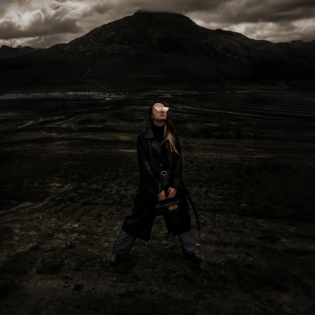 Frau in dystopischer Landschaft