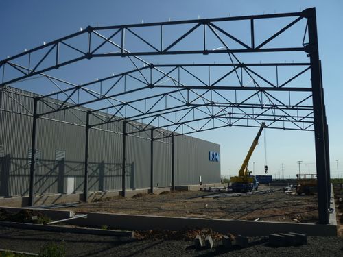 Montáž konstrukce ocelové výrobní haly EATON Industries