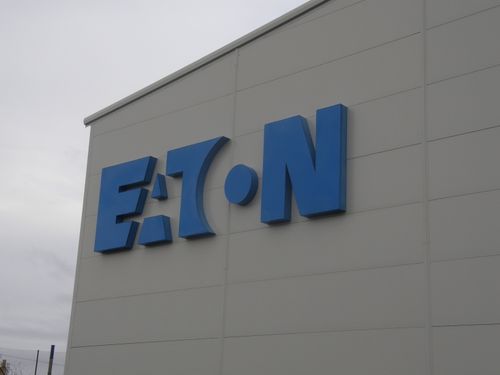 Firemní logo EATON na fasádě haly