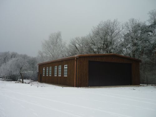 Celkový pohled na hangár a stojánku