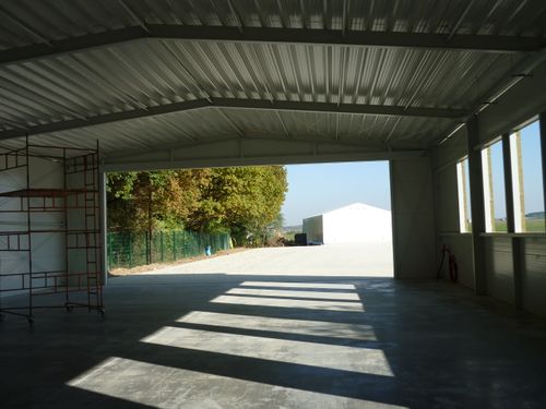 Výhled z rozestavěného hangáru na stojánku.