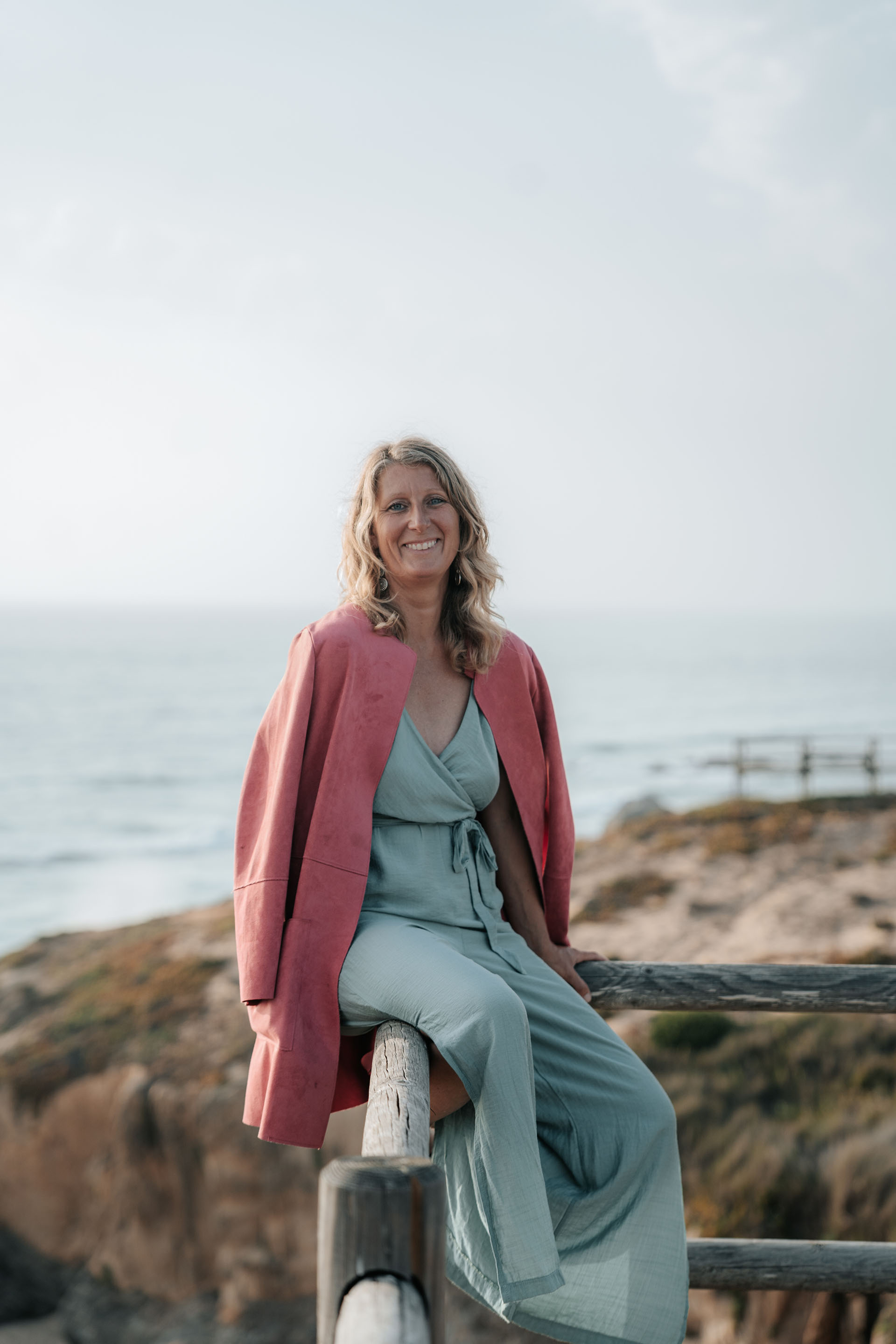 Burnout-Coach Martina Knall sitzt entspannt am Meer und lächelt – ganzheitliches Coaching für emotionale Klarheit, Selbstbestimmung und nachhaltige Regeneration.