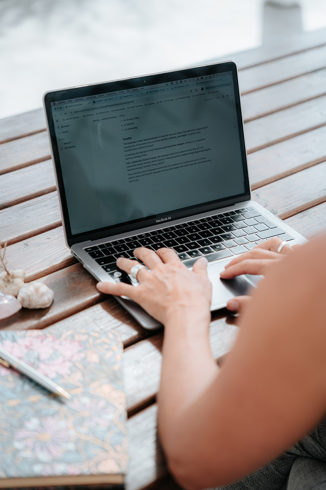 Martina Knall arbeitet achtsam am Laptop – bewusster Umgang mit Arbeit und neue Strukturen nach einem Burnout.