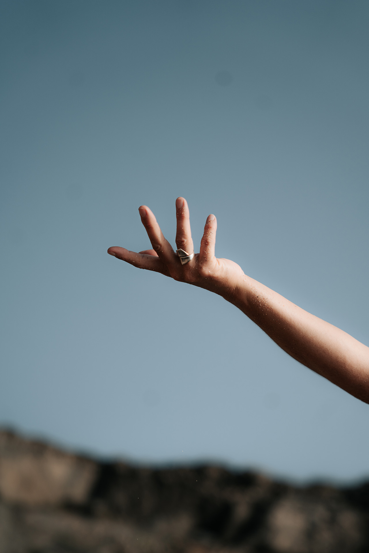 Ausgestreckte Hand vor blauem Himmel – Loslassen, Vertrauen und innere Freiheit auf dem Weg aus dem Burnout.