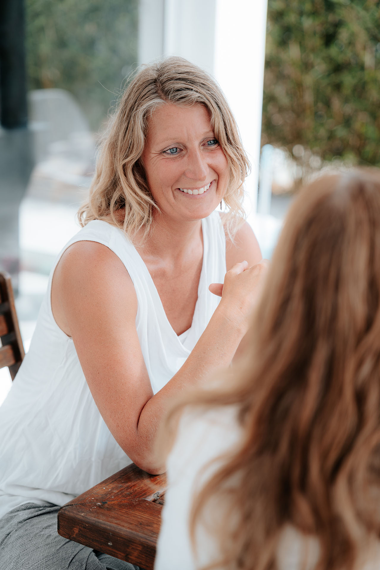 Martina Knall im einfühlsamen Gespräch mit einer Klientin – ganzheitliches Burnout Coaching mit Fokus auf emotionale Klarheit und Selbstbestimmung.