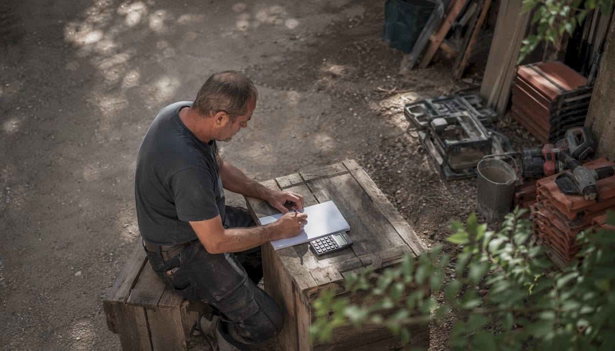 Der Dachdecker verschafft sich einen Überblick über die anfallenden Kosten direkt auf der Baustelle.
