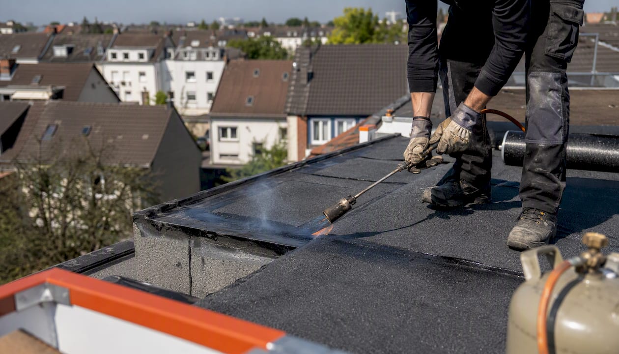 Subunternehmer im Dachbau: Was Bauherren wissen müssen
