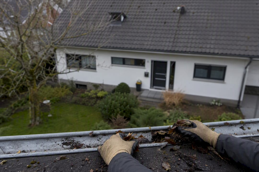 Dachrinne verstopft: Ursachen und schnelle Hilfe für Hausbesitzer