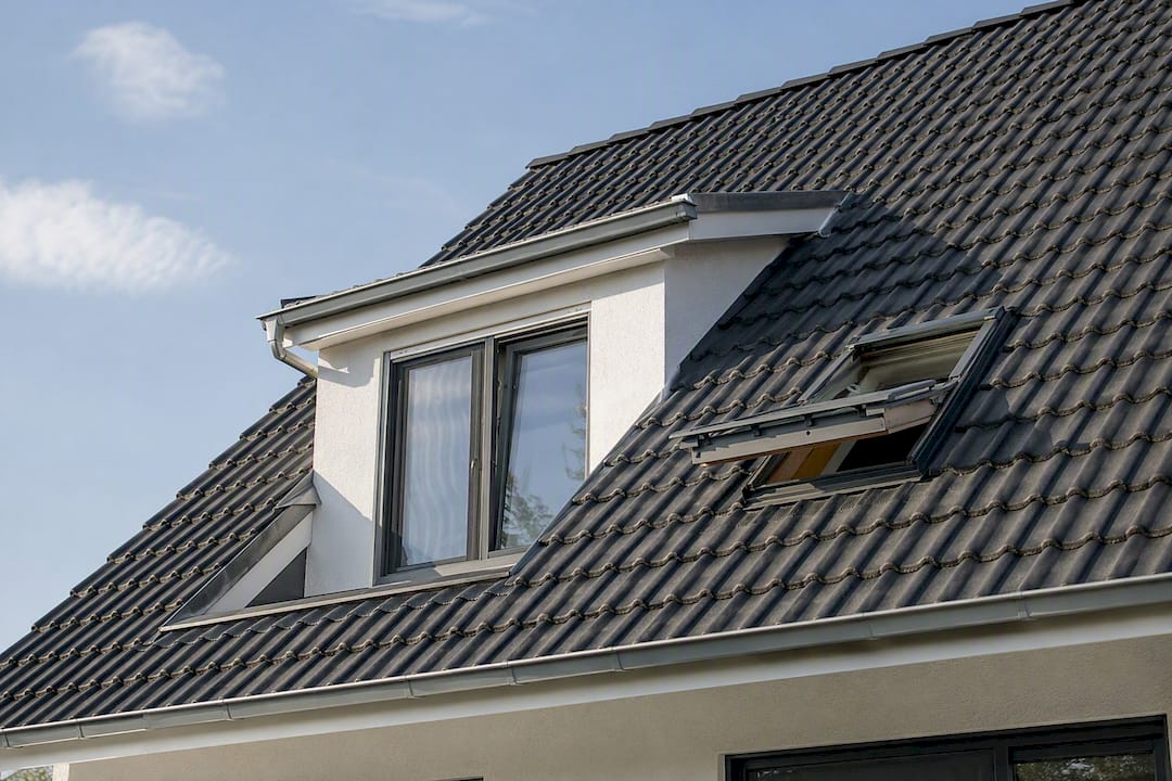 Gaube und Dachfenster in einem Satteldach