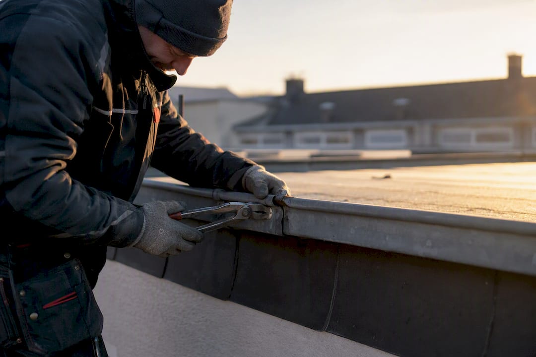 Dachrinnenreparatur Kosten: Was Reinigung, Reparatur und Austausch 2026 kosten