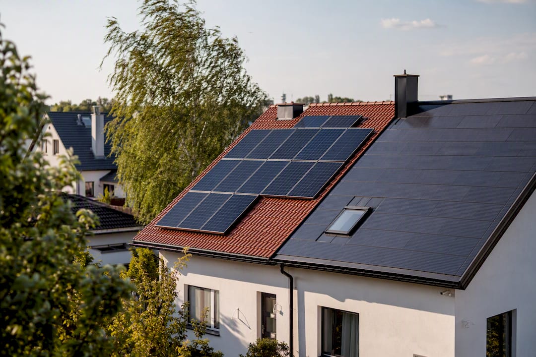 Vergleich zwischen aufgesetzten und integrierten Solarpaneelen