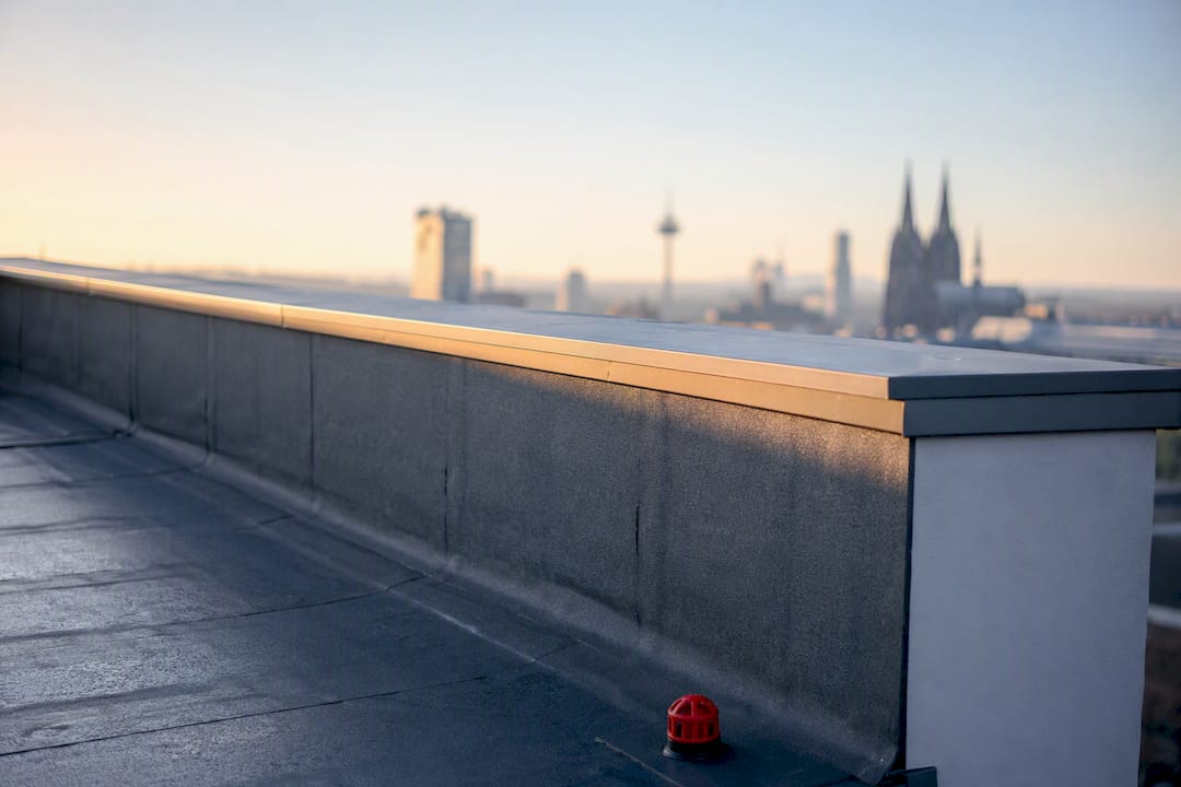 15 cm Anschlusshöhe: Attika normgerecht abdichten in Köln/Bonn