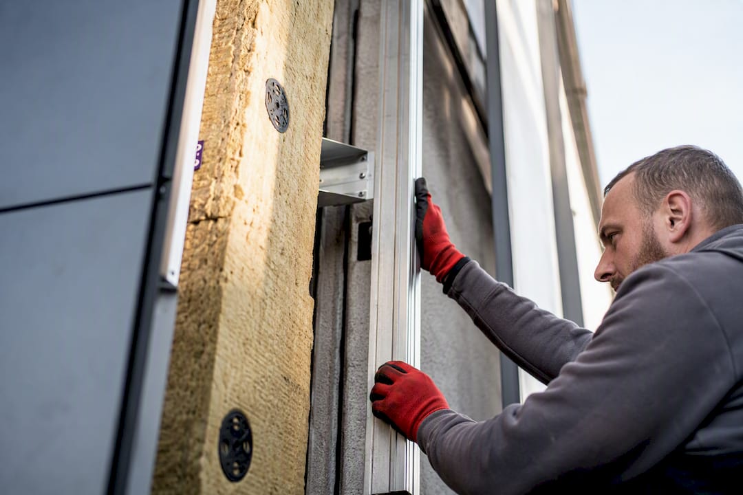 Vorgehängte hinterlüftete Fassade: Aufbau und Funktion erklärt