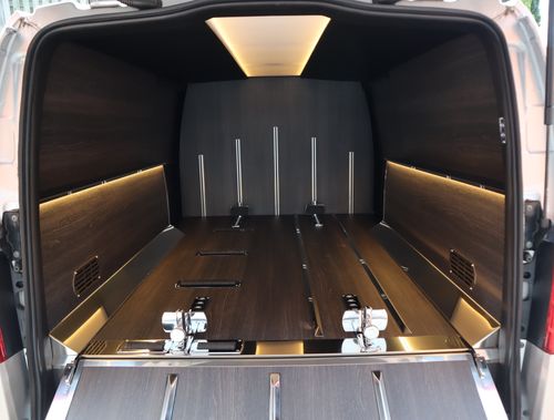 Interieur van de Mercedes-Benz Vito V-Klasse EQV overbrengauto met laadruimte