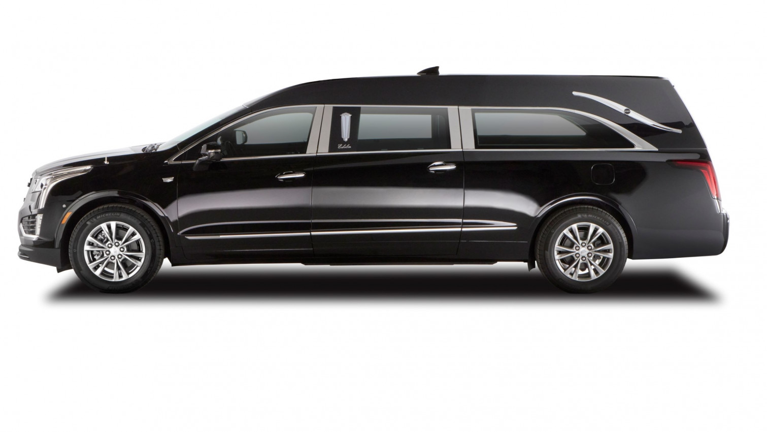 Zijaanzicht van de Cadillac XT5 Echelon rouwauto