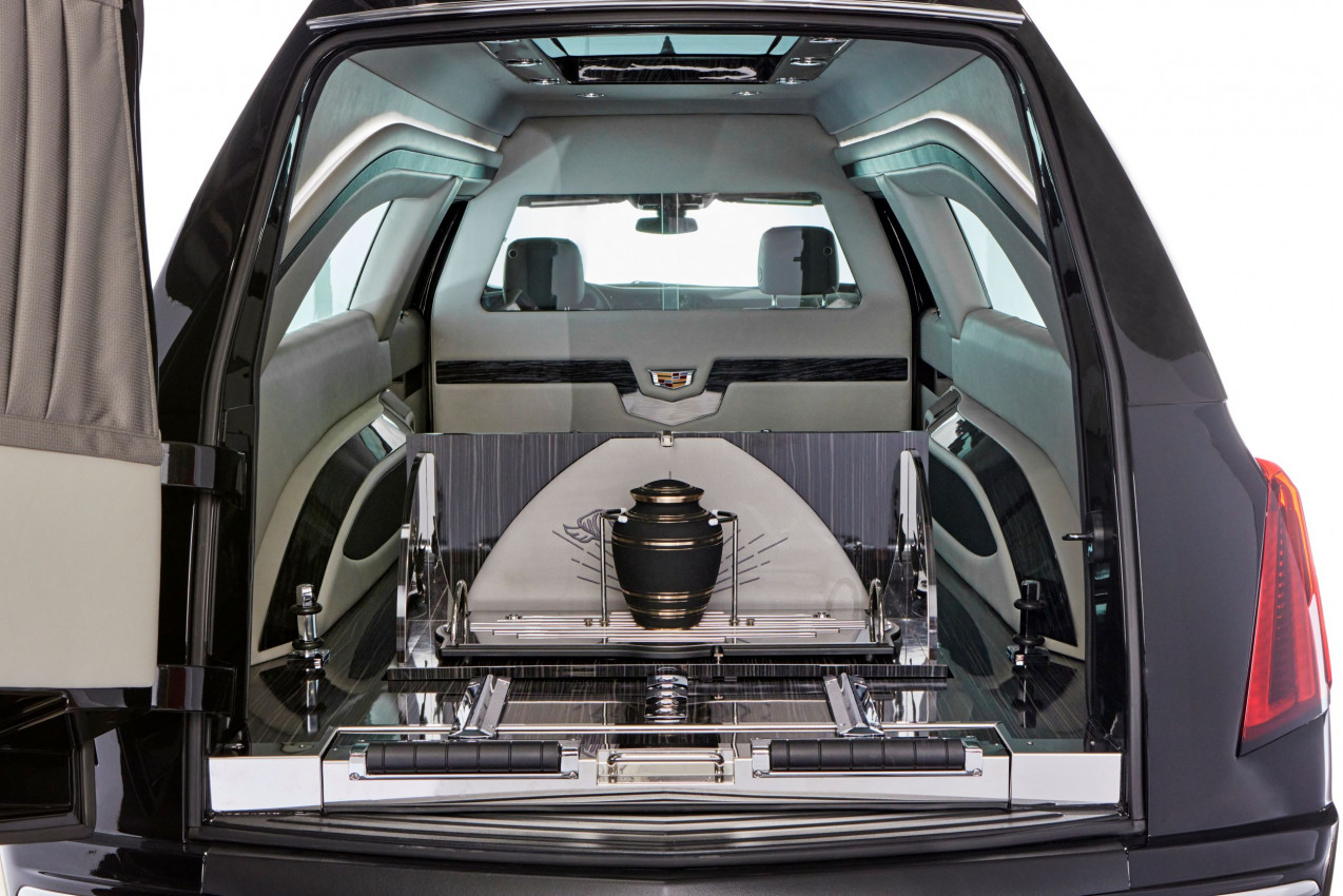 Interieur en kistruimte van de Cadillac XT5 Renaissance rouwauto