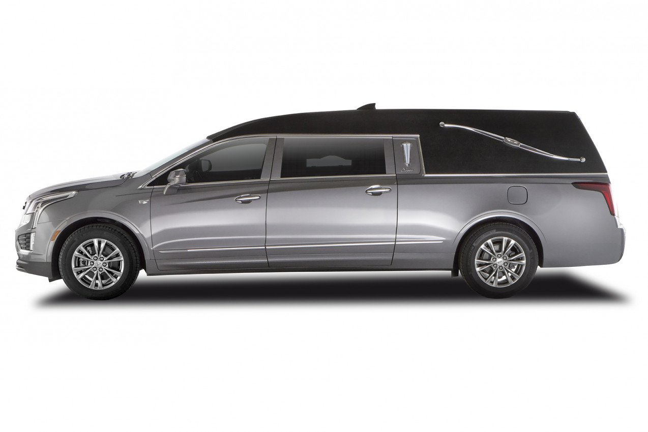 Zijaanzicht van de Cadillac XT5 Kingsley rouwauto
