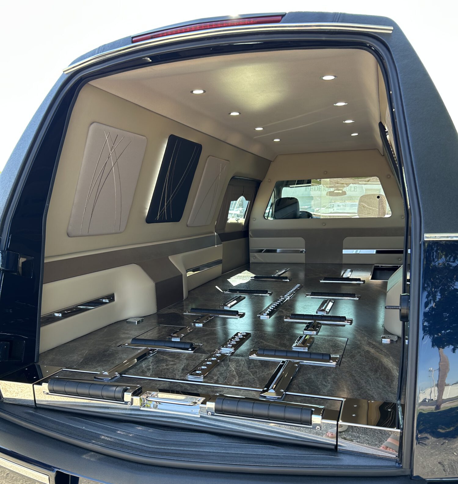 Interieur en kistruimte van de Cadillac XT5 Kingsley rouwauto