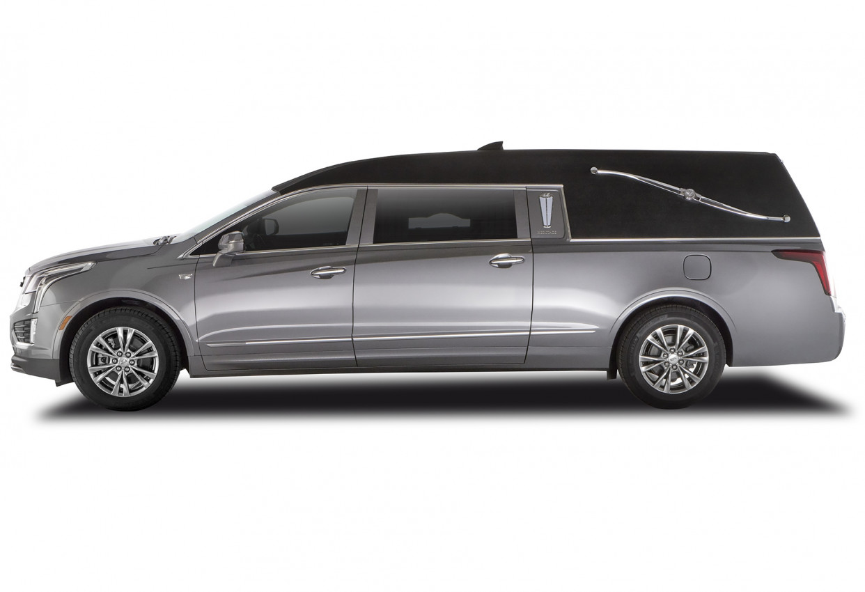 Zijaanzicht van de Cadillac XT5 Heritage rouwauto