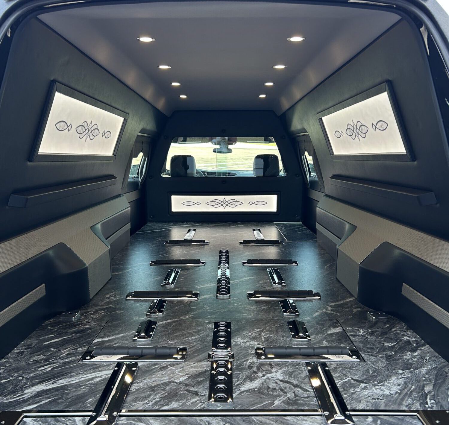 Interieur en kistruimte van de Cadillac XT5 Heritage rouwauto
