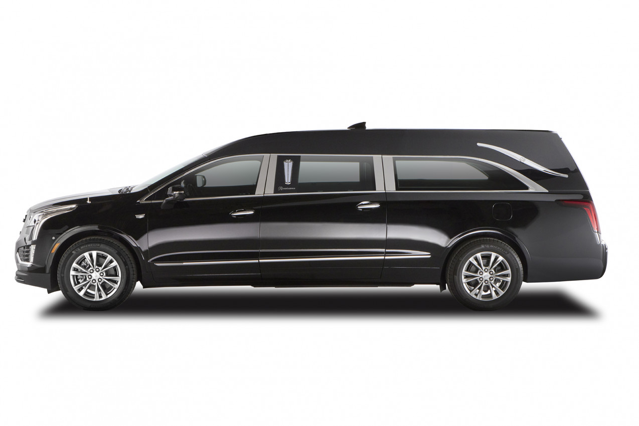 Zijaanzicht van de Cadillac XT5 Renaissance rouwauto