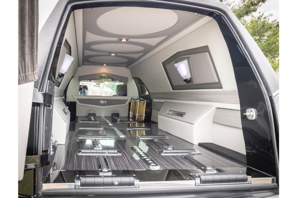 Interieur en kistruimte van de Cadillac XT5 Revolution rouwauto