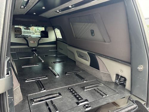 Interieur en kistruimte van de Cadillac XT5 MasterCoach rouwauto