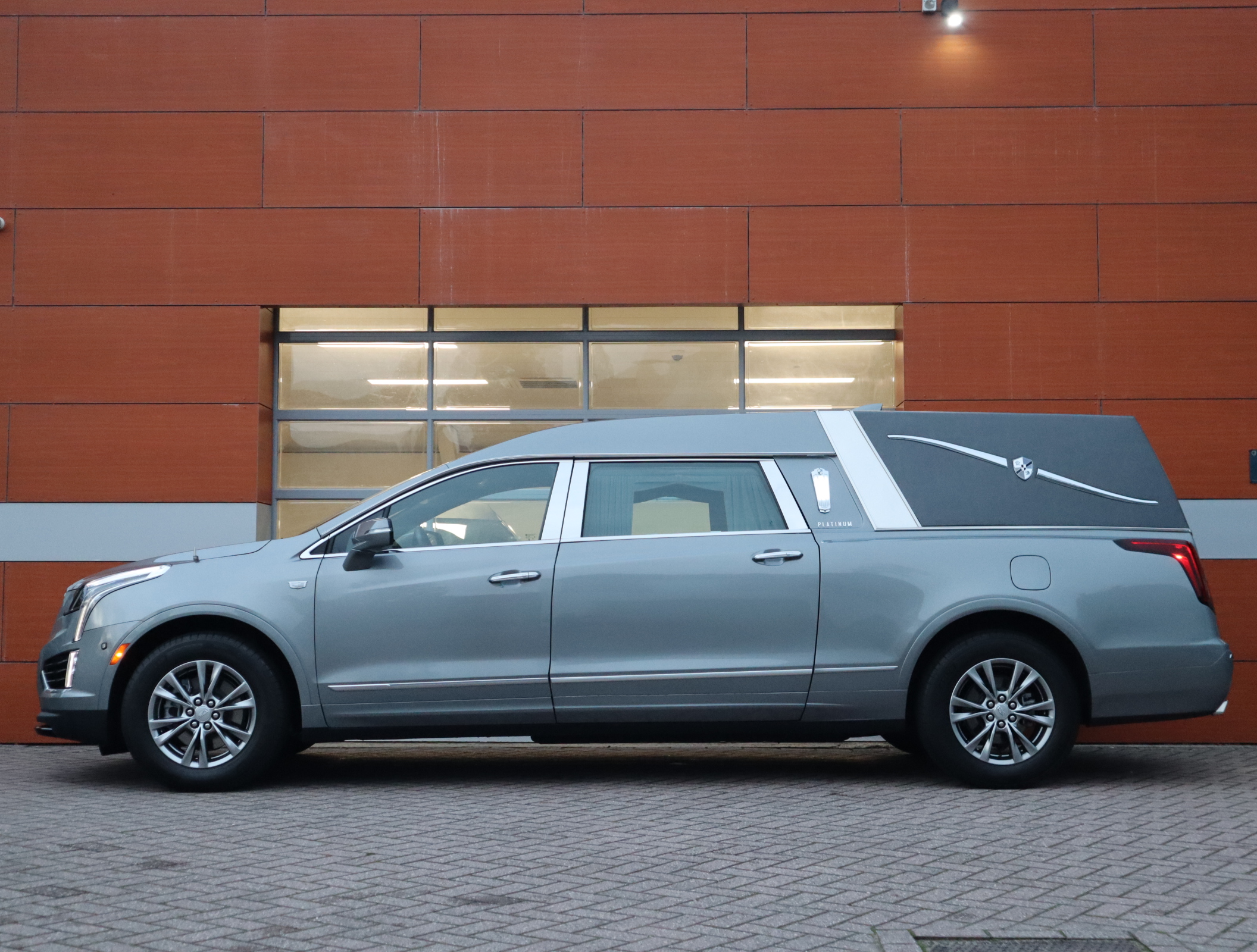 Zijaanzicht van de Cadillac XT5 Phoenix rouwauto